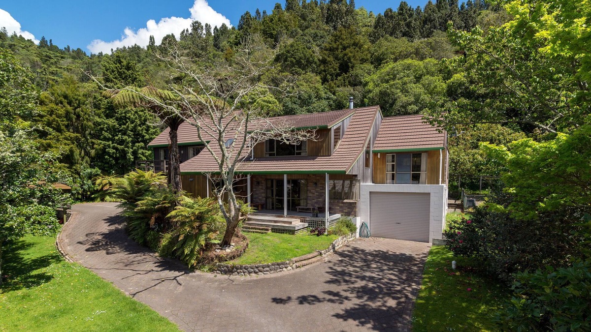 Lake Okataina Cottage | Lakeside Hideaway - Lake Rotoiti Holiday Home