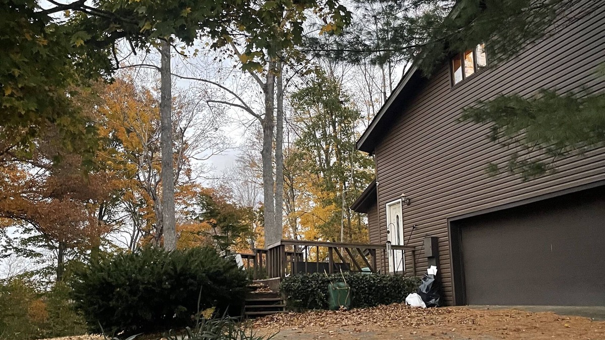 Tompkinsville House | Lakeside Hideaway - Beautiful country setting just minutes from town