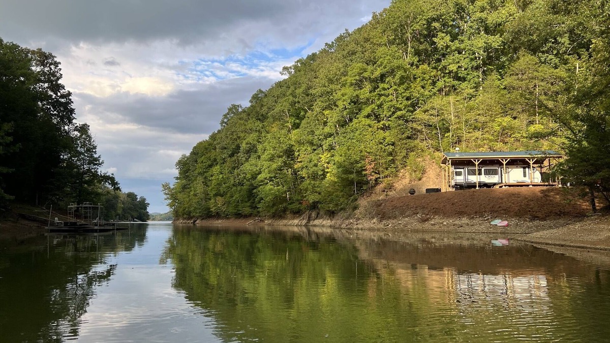 Newport House | Lakeside Hideaway with Romantic Vibes! Boat dock-boardwalk. Private boat launch.