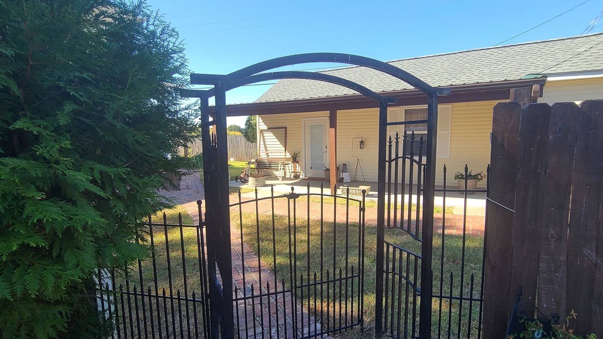 Florence House | Lakeside Highlands Guesthouse- Close to parks, shopping, and dining!