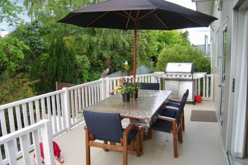 Two Mile Bay House | Lakeside home away from home