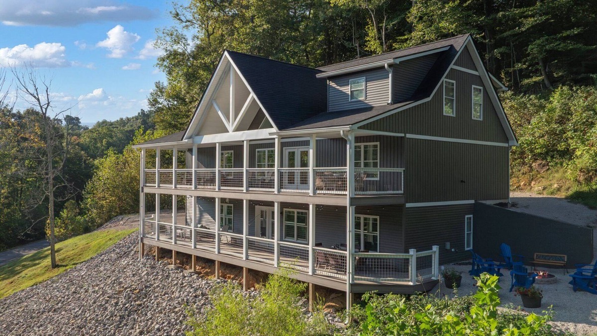 Westview House | Lakeside Home - Pool Table - Fire Pit - Sleeps 12