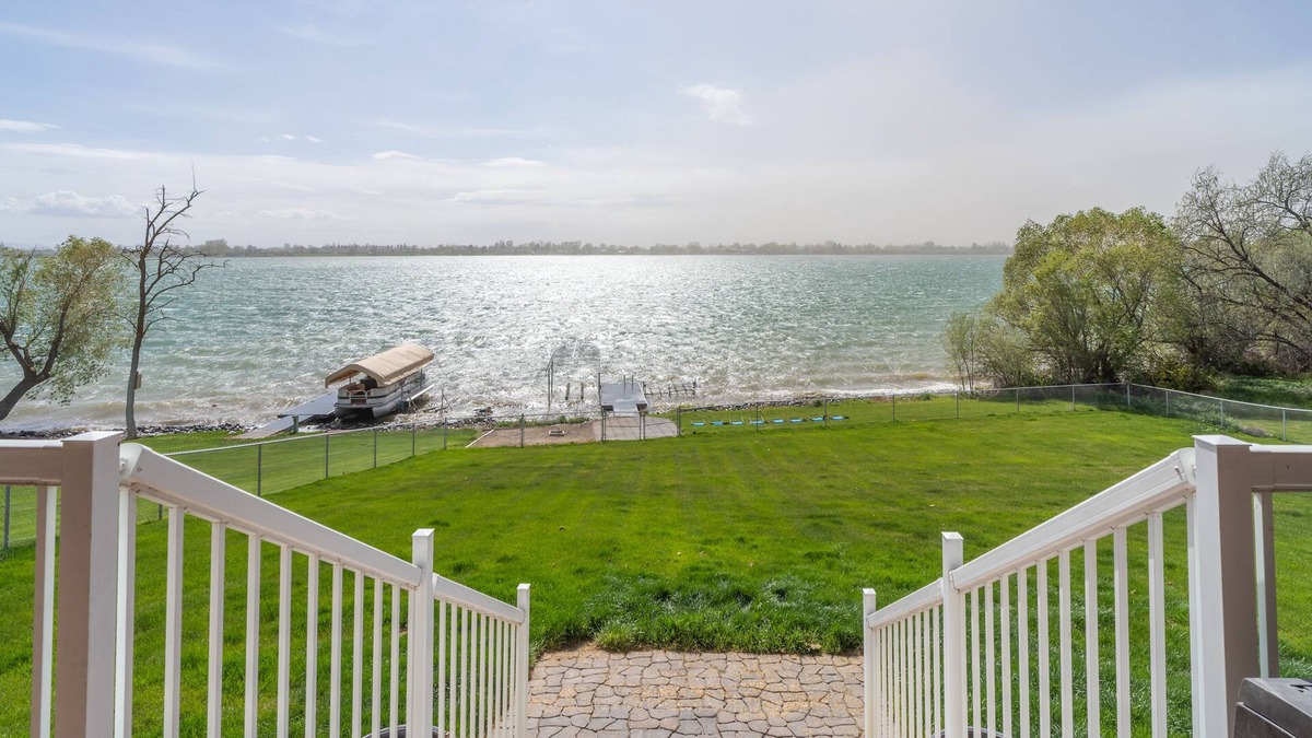Cascade Valley House | Lakeside home w/dock, gamerooms, fenced yard