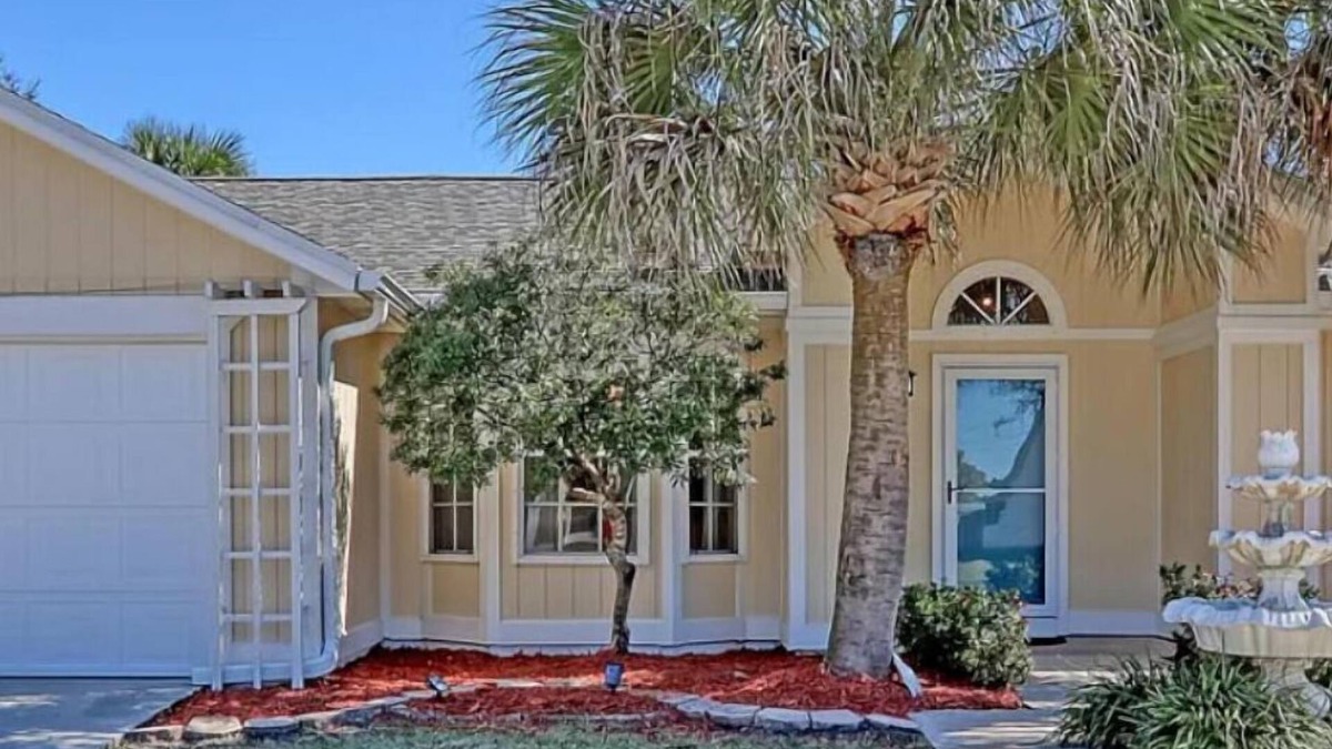 Membrillo House | Lakeside home with great view, breezy enclosed patio & top-notch Florida living