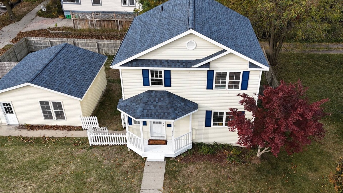 Lakeside House | Lakeside Horizon - minutes to Lake Michigan Pere Marquette Beach & Muskegon Lake