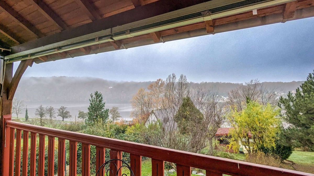 Saint-Plantaire Cottage | Lakeside house with enclosed garden and private parking, pets allowed