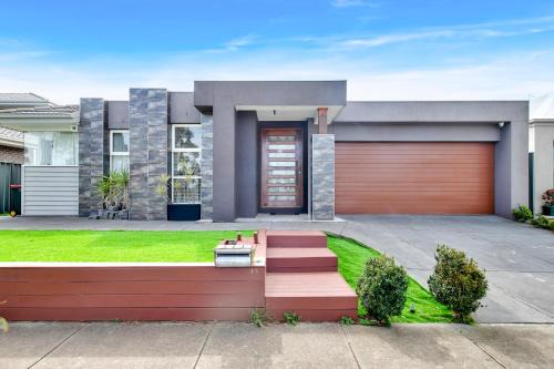Manor Lakes House | Lakeside House in Manor Lakes