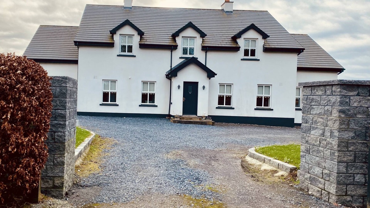 Tudenham House | Lakeside Country Home