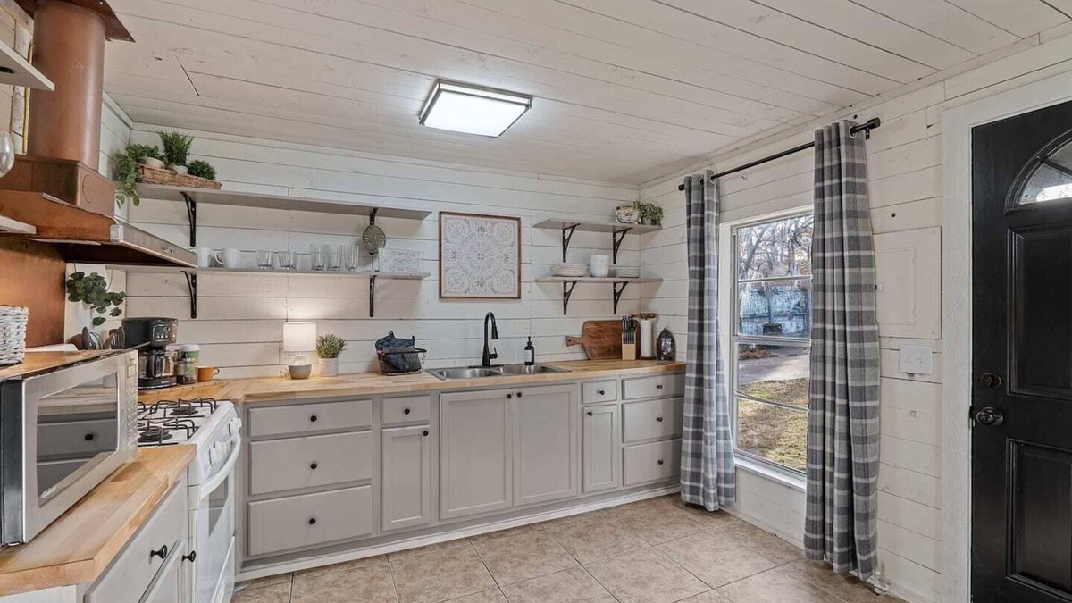 Uncertain Cabin | Lakeside Landing, Waterfront, with Kayaks & Canoes