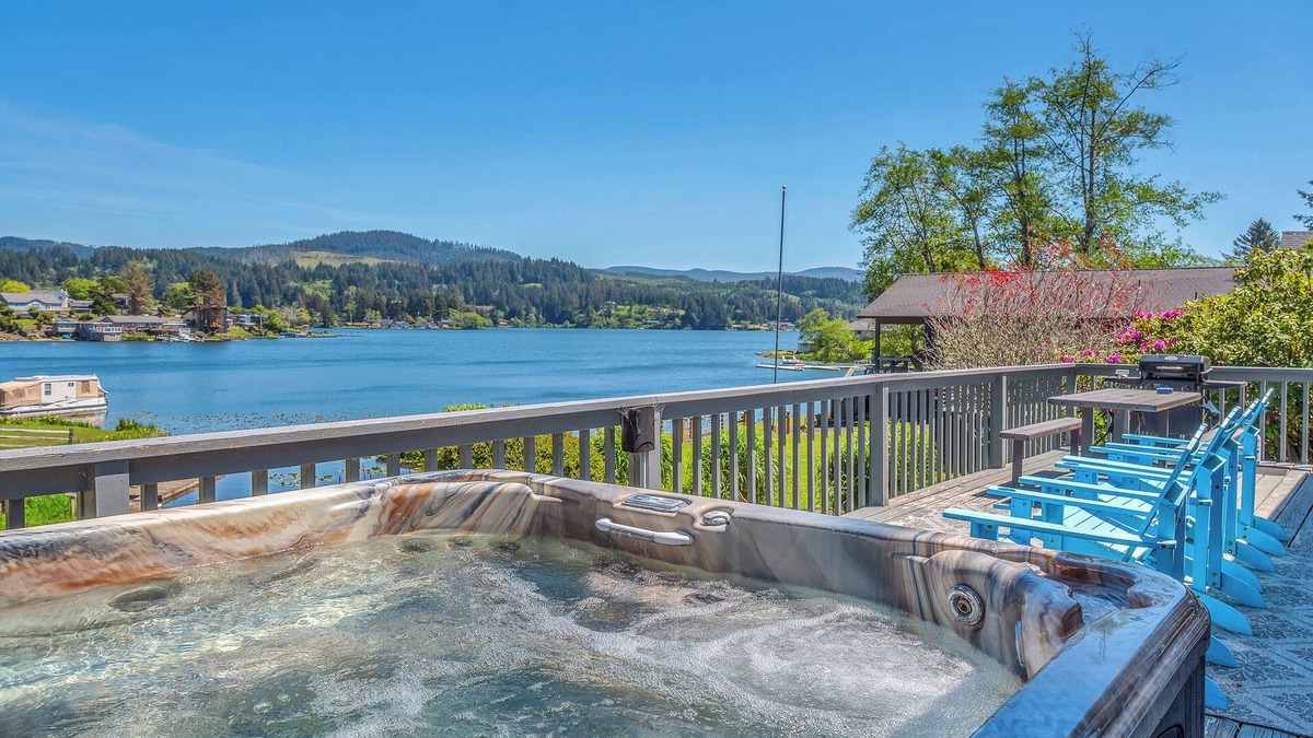Lincoln City House | Lakeside Leisure & Devils Lake Access