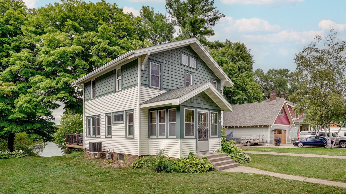Lindstrom House | Lakeside Lindstrom Retreat w/ Grill & Dock Access