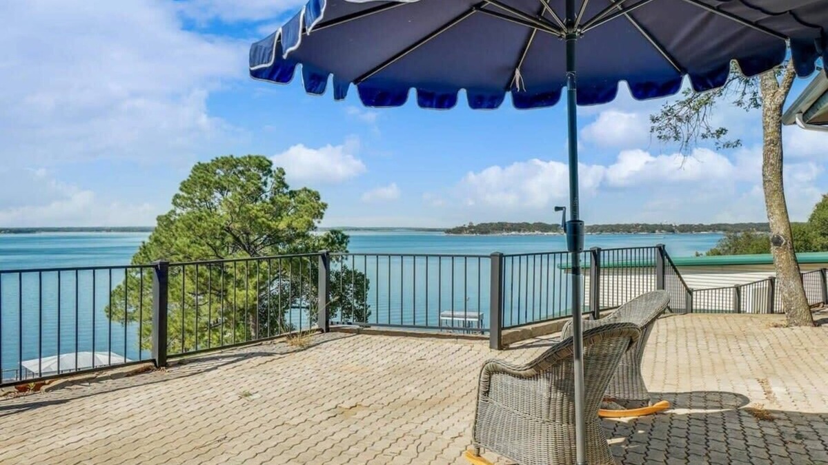 Fort Worth House | Lakeside Living at its Finest, Bar, Jacuzzi