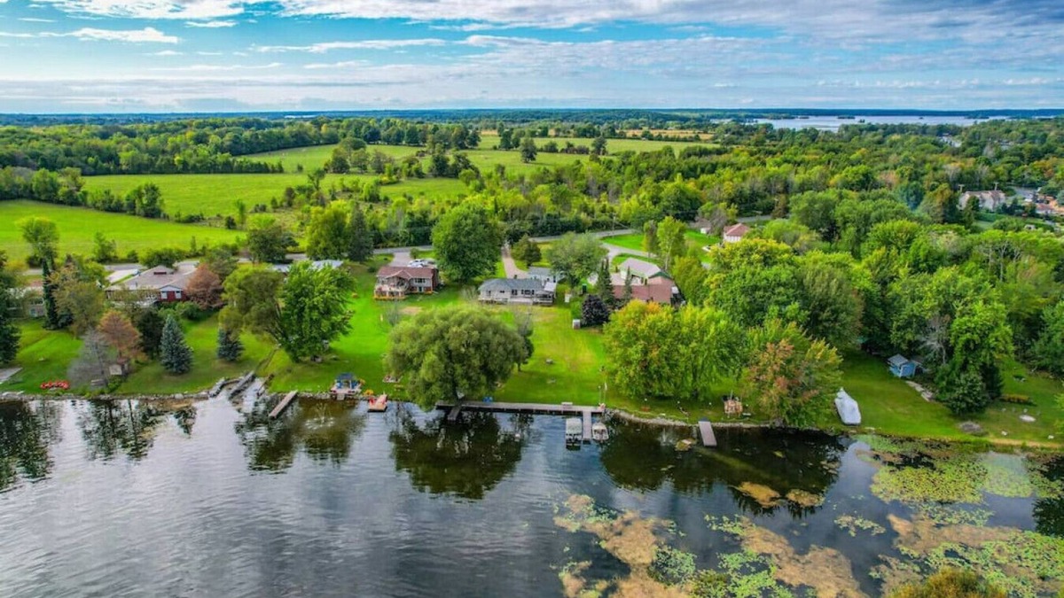 Selwyn House | Lakeside Living: *BBQ Fun, Boat Deck & Playground*