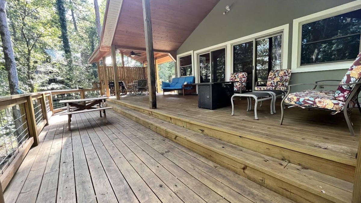 Greers Ferry Cabin | Lakeside Lodge for family fun with game room and covered deck! Fish & Swim!