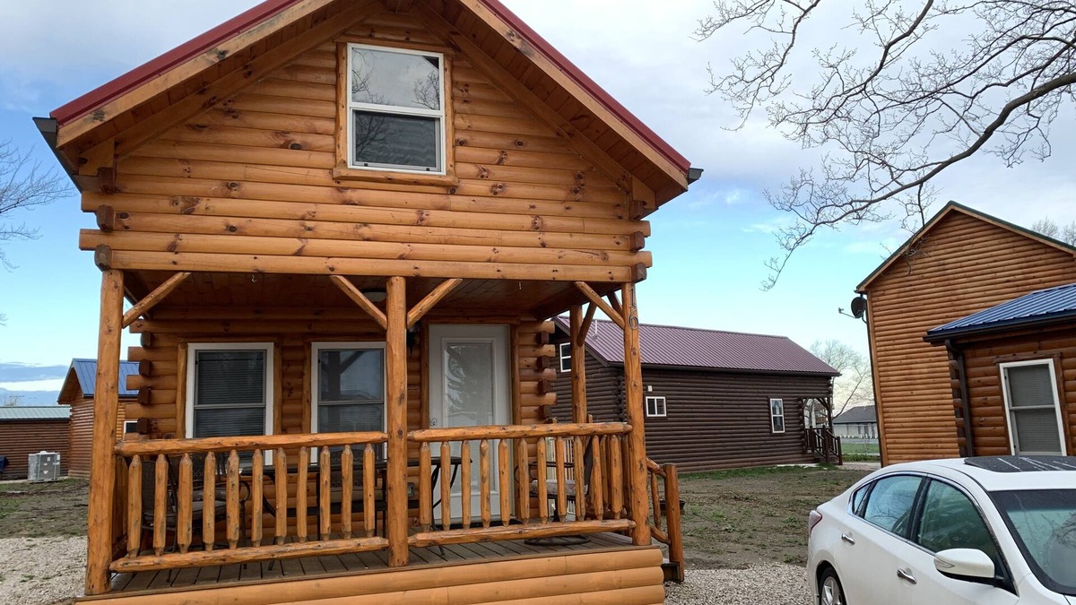 Ashtabula Cabin | Lakeside Lodge In Between Geneva-on-the-Lake and the Historic Ashtabula Harbor