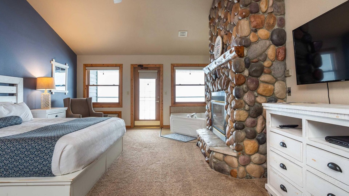 Nisswa Resort | Lakeside Lodge King Room w/Jacuzzi Tub & Views of Gull Lake - Pet Friendly!