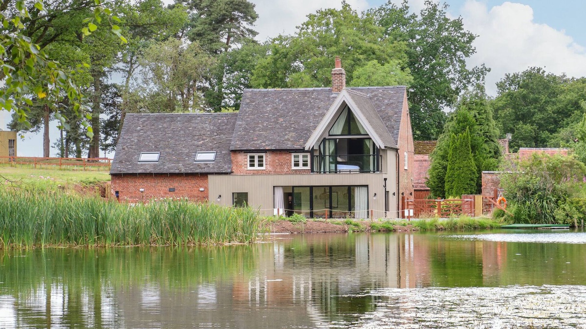 Pattingham Cottage | LAKESIDE LODGE, pet friendly, with hot tub in Pattingham