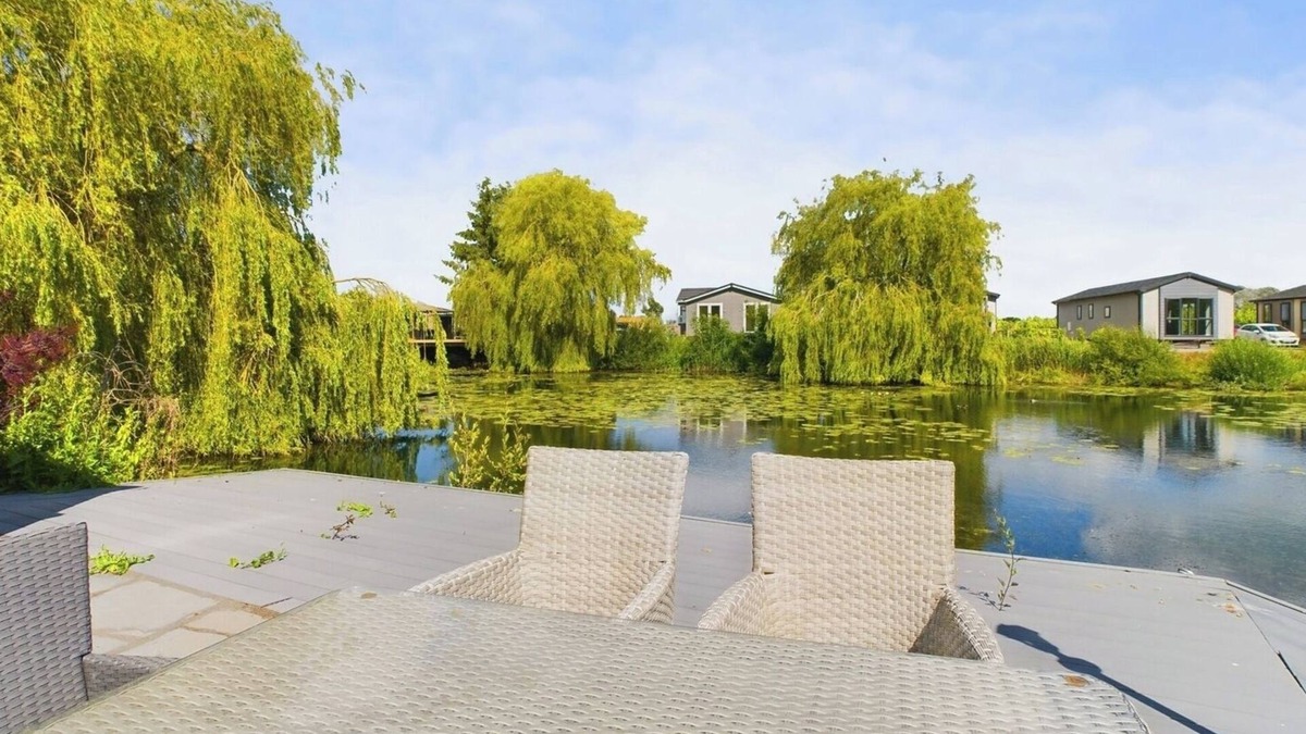Huntingdon House | Lakeside Lodge Retreat with Views