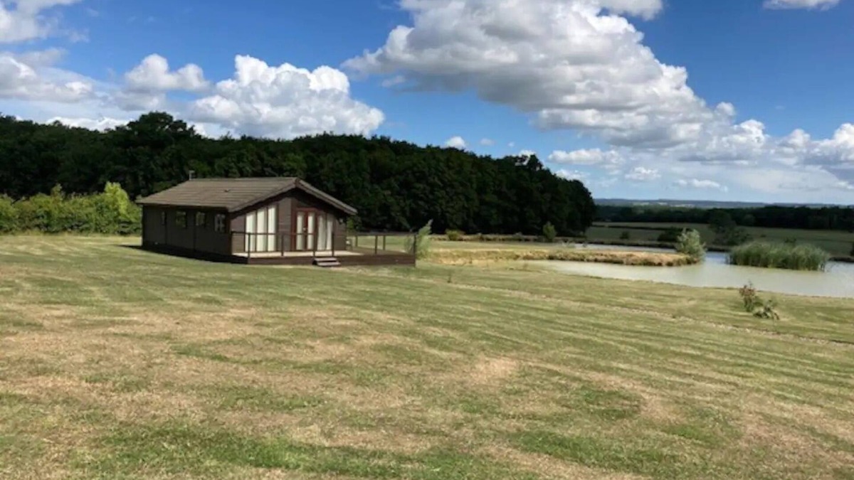 Bethersden Cabin | Lakeside Lodge Set in the Countryside