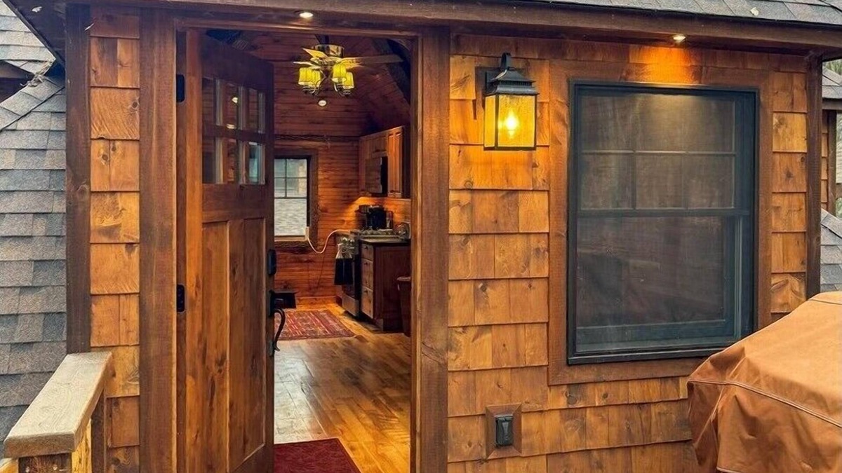 Inlet Cottage | Lakeside Lodge - The Carriage House