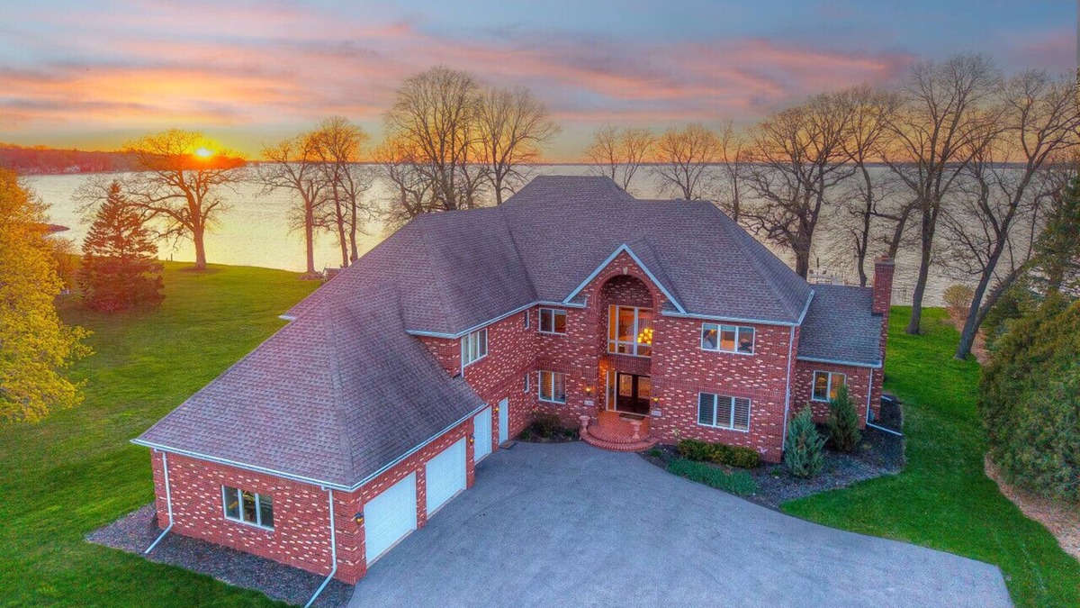 Oshkosh House | Lakeside Lux of Oshkosh- Lake/Games/10beds/Luxury