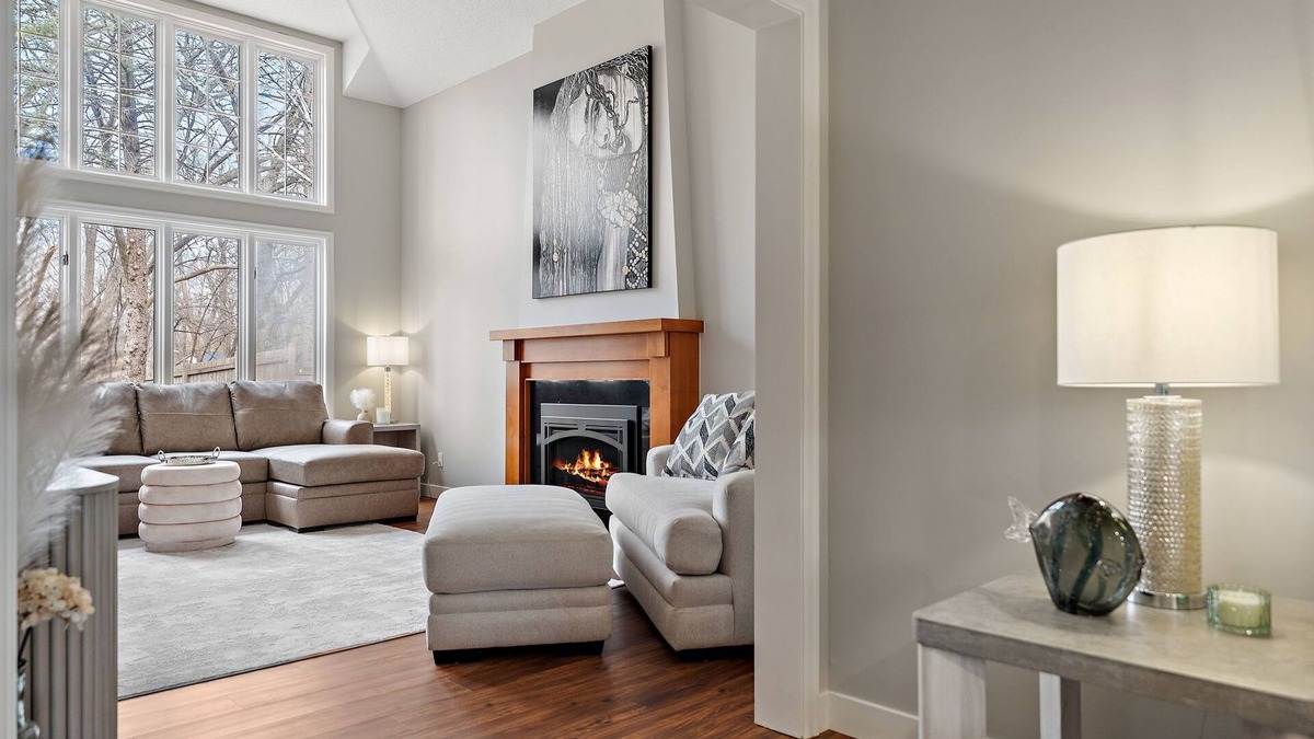 Plymouth House | Lakeside Luxury for Every Kind of Guest - - 5-Bedroom Escape for Making Memories