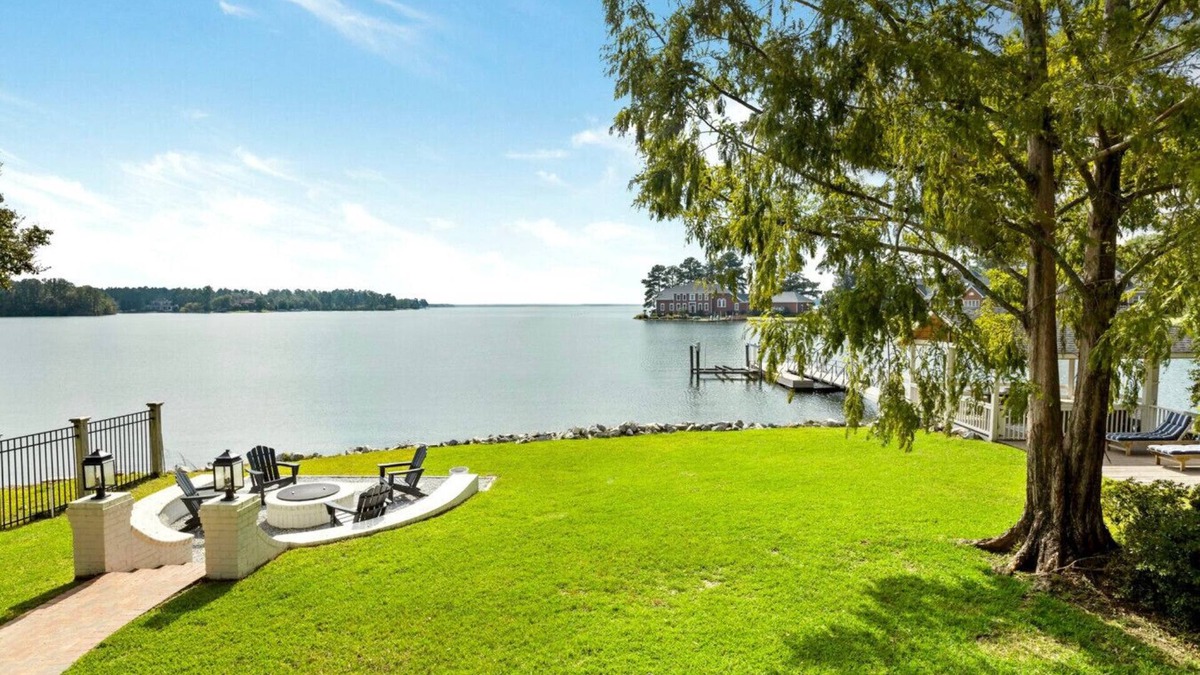 Lake Murray of Richland House | Lakeside Manor | Sleeps 10 | Pool Table & Playroom