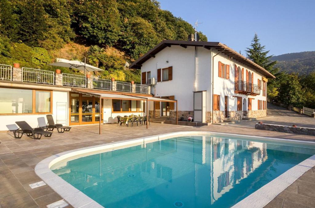 Artogne House | Lakeside Mansion with Pool