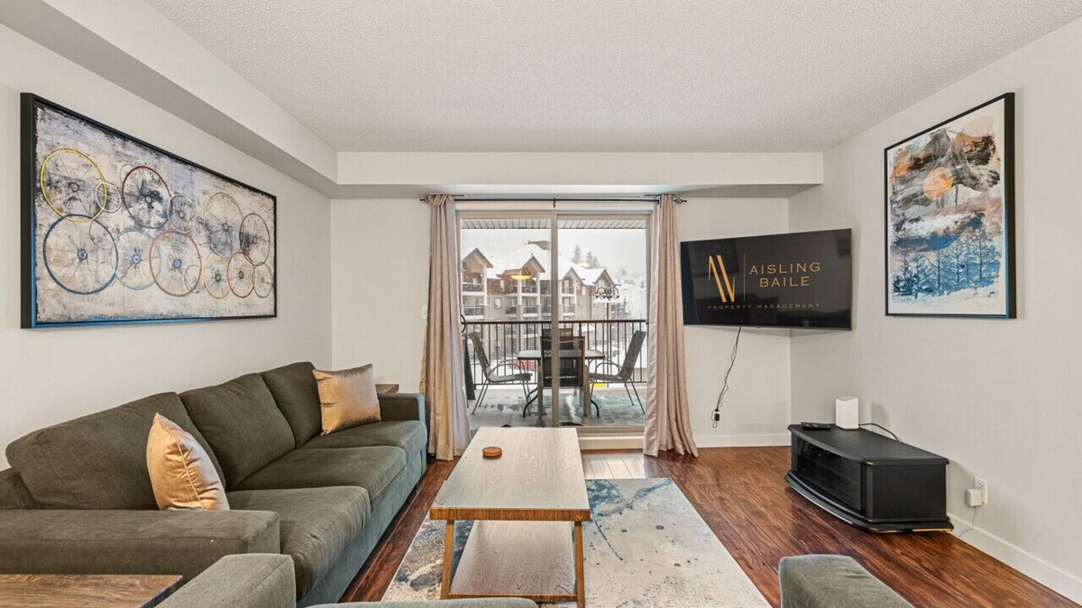 East Kootenay Apartment | Lakeside Memories | Pool | Hot Tub | Central