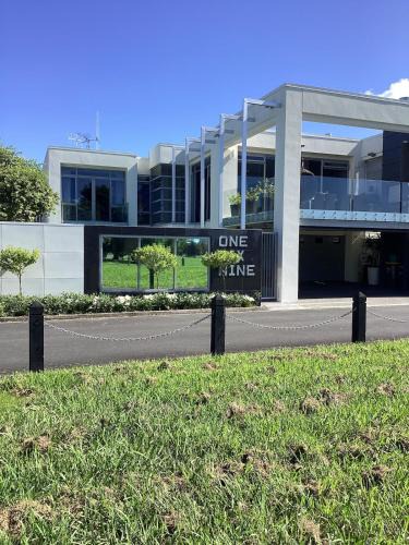 Hamilton Lake Apartment | Lakeside - Minutes to Waikato , Braemar Hospitals