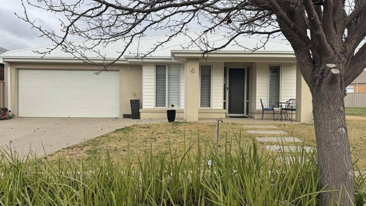 Nagambie House | Lakeside Nagambie: 4 BR, 2 BA House in nagambie, Sleeps 8