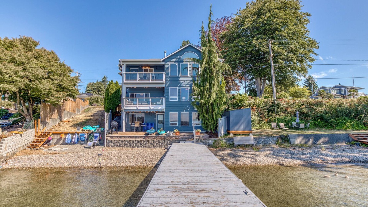 Lake Stevens House | Lakeside Oasis~ 3-level home ON the lake!
