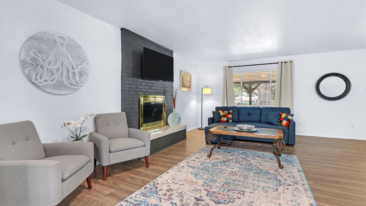 McQueeney House | Lakeside Oasis ~ Pet Friendly ~ Pool Table ~ Sleeps 7 ~ Mcqueeney Texas