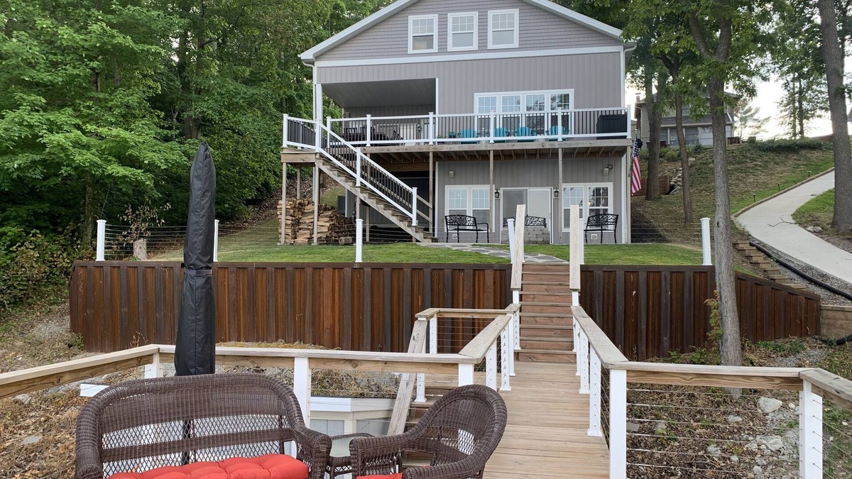 Monticello House | Lakeside Paradise