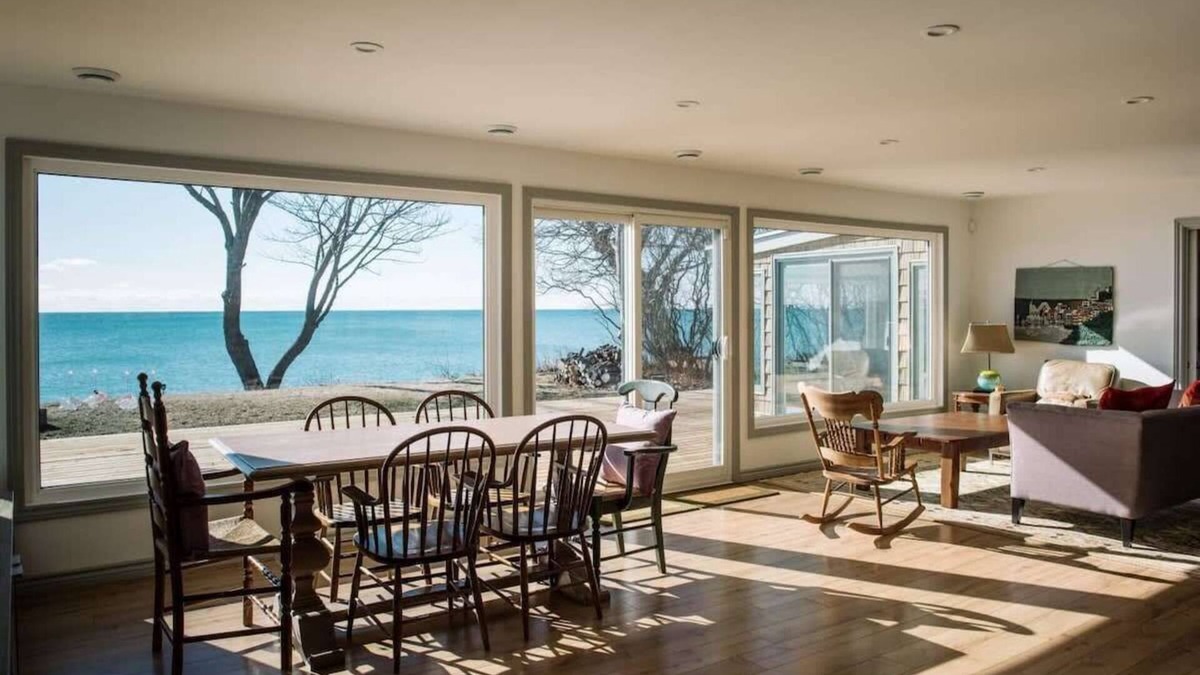 Wellington House | Lakeside PEC: Beautiful Waterfront & Patio