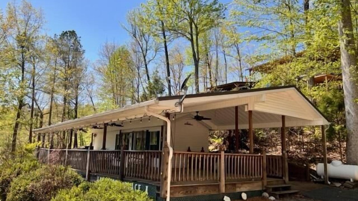 Eddyville Cabin | Lakeside Place 1 (Sleeps 1-6) - Tiny living space with a queen bed, and 3 twin beds perfect for kids