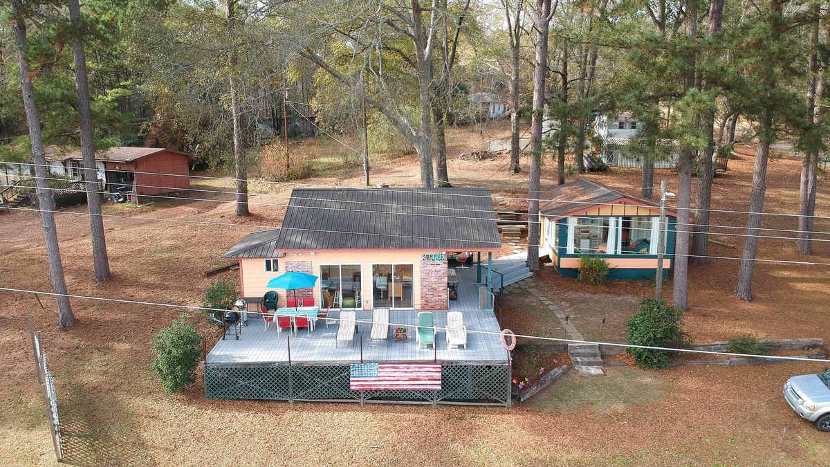 Pleasure Island Cottage | Lakeside Pleasure Island Cabin w/Deck & Gas Grill