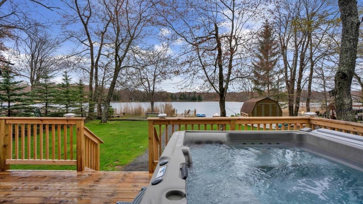 Tobyhanna Cottage | Lakeside Poconos w/Hot Tub, Firepit, Private Beach