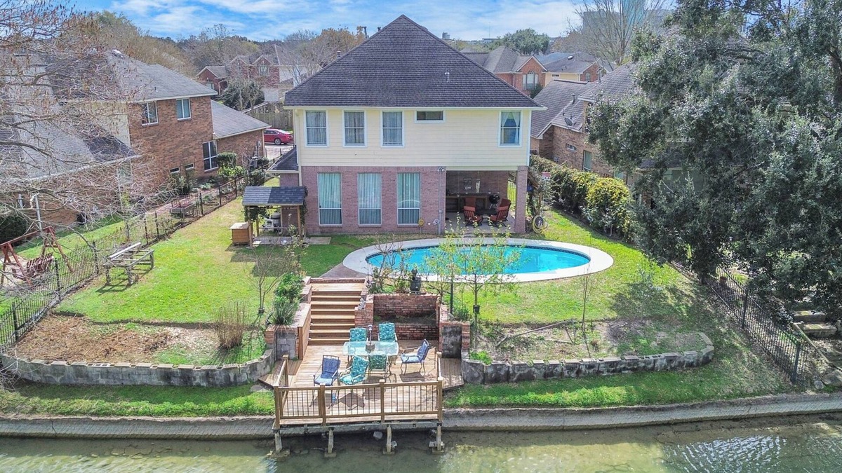 Addicks House | Lakeside Pool & Garden, Eat, Play, Relax & Repeat.