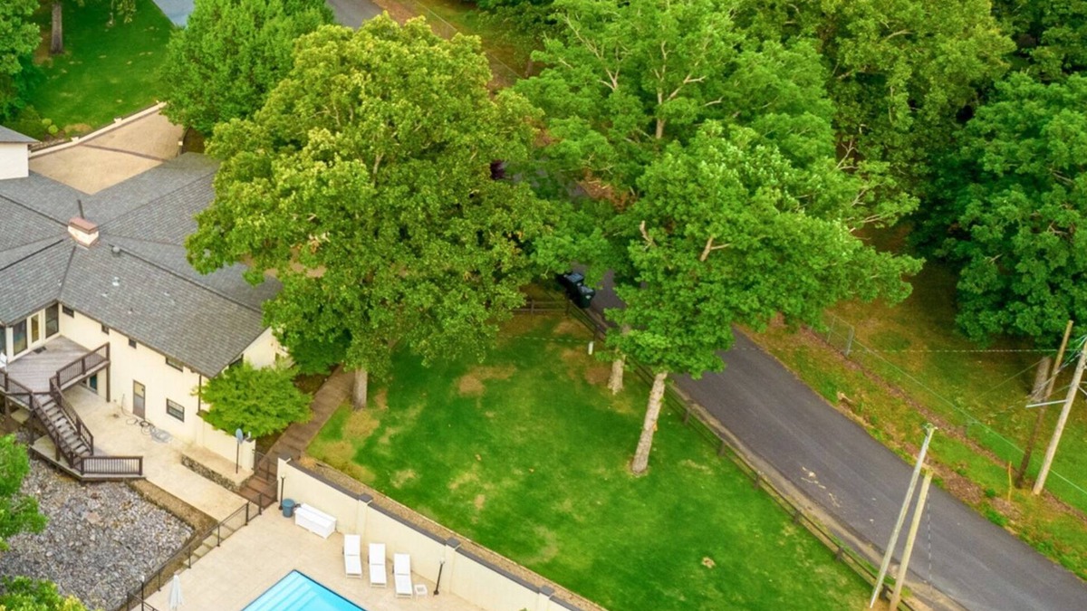 Piney House | Lakeside | Private Pool | Sleeps 18 | Dog-Friendly