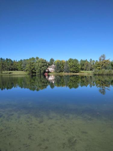 Adjala-Tosorontio Villa | Lakeside Private suite-Queen bed room