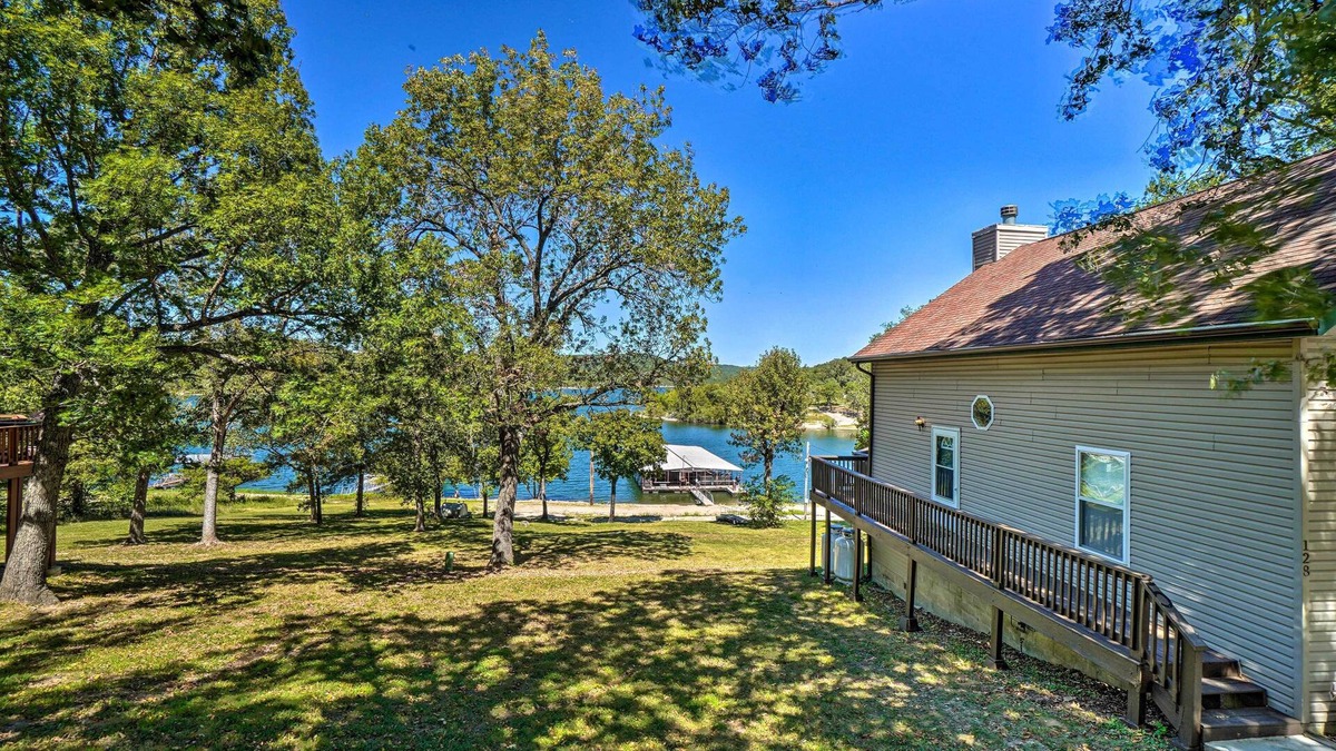 Kimberling City House | Lakeside Reeds Spring Home w/Pool Access & Deck!