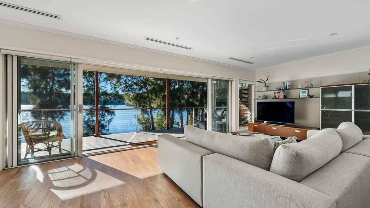Kings Point House | Lakeside - relaxed 3 BR waterfront retreat