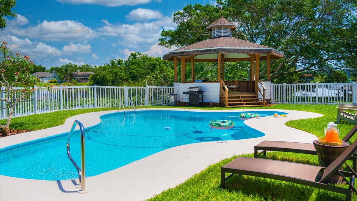 Largo Villa | Lakeside Retreat-4plex Sleeps 20