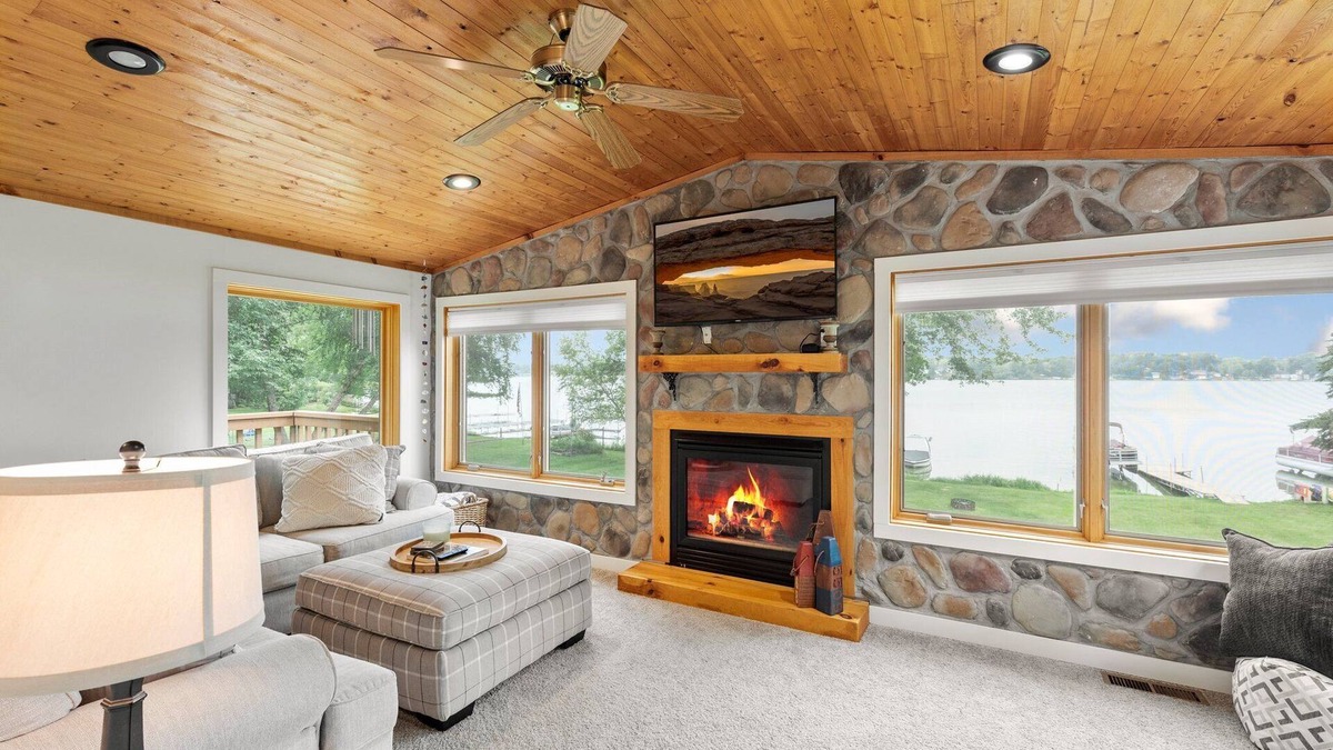 Zimmerman House | Lakeside Retreat- 7beds/4bd/2ba! Family and pet friendly!