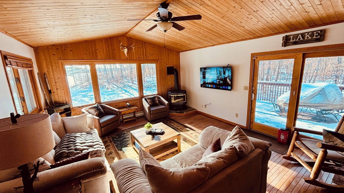 Brainerd House | Lakeside retreat at Blue Heron Hideaway on Red Sand Lake