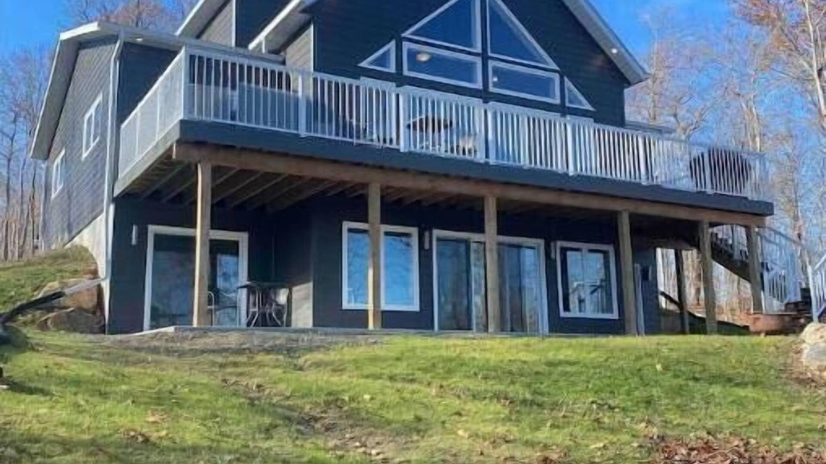 North Frontenac Cottage | Lakeside Retreat