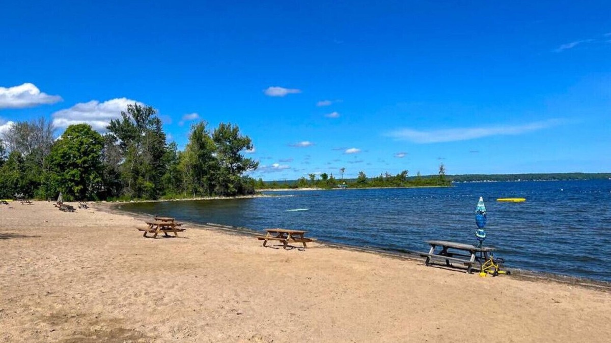 Port McNicoll Cabin | Lakeside Retreat: Steps to Beach