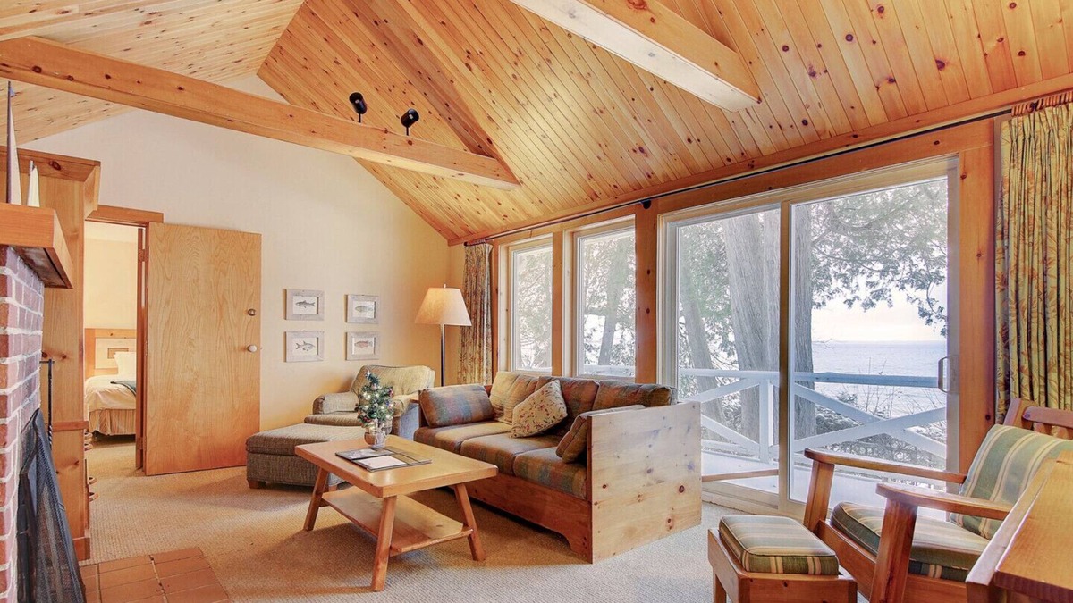 Georgina Ski Chalet | Lakeside Retreat cottage with ideal lakeView (divot)