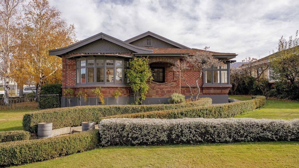 Lowburn House | Lakeside Retreat - Cromwell Holiday Home